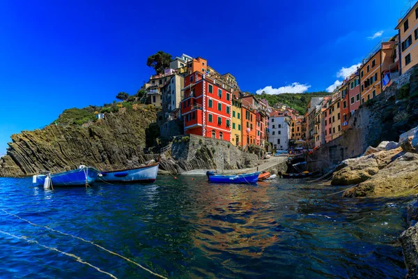意大利Cinque Terre的Riomaggiore老城 用传统的小船和五彩缤纷的房子俯瞰地中海 — 图库照片