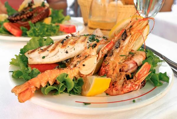 Mix Grilled Calamari Shrimp Langostino Fish Fillet Table Outdoor Restaurant — Stock Photo, Image