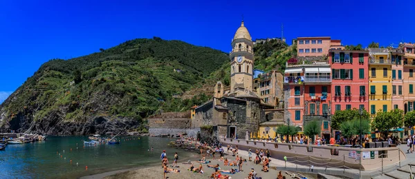 イタリアのヴェルナッツァ 2022年6月1日 チンクテレの地中海のビーチで伝統的なカラフルな家とサンタ マルゲリータ アンティオキア教会 — ストック写真