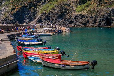 Geleneksel renkli balıkçı tekneleri Cinque Terre, Vernazza, İtalya 'daki Akdeniz rıhtımına yanaştı.