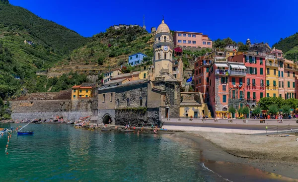 意大利凡尔纳扎Cinque Terre地中海海滩旁传统的五彩斑斓的房屋和圣玛格瑞塔 迪安蒂奥齐亚教堂 — 图库照片