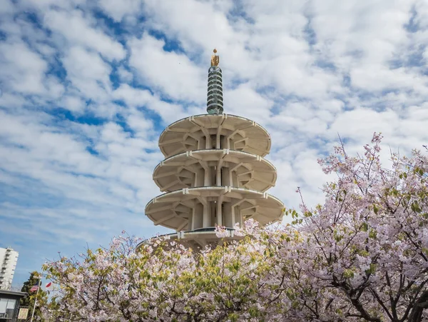 曇り空の日にサンフランシスコにある日本の伝統的な塔 ジャパンタウンピースプラザ — ストック写真