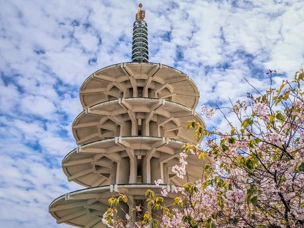 曇り空の日にサンフランシスコにある日本の伝統的な塔 ジャパンタウンピースプラザ — ストック写真