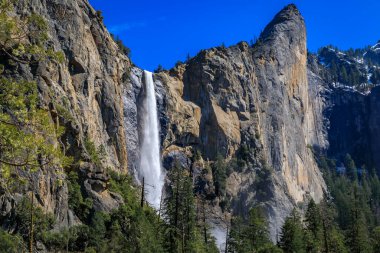 Yosemite Ulusal Parkı 'ndaki ünlü Yosemite Vadisi manzarası, Kaliforniya, ABD' deki Sierra Nevada dağ sırası.