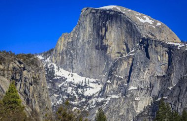 Yosemite Ulusal Parkı 'ndaki ünlü Half Dome granit kaya oluşumunun manzarası, Sierra Nevada sıradağları, Kaliforniya, ABD