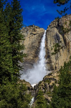 Yosemite Şelalesi 'nin baharda donmuş kar külahıyla manzarası Kaliforniya' daki Yosemite Ulusal Parkı, Sierra Nevada dağ sırası, ABD