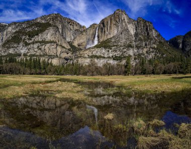 Yosemite Şelalesi 'nin baharda Merced Nehri' ndeki yansıması ABD 'nin Kaliforniya eyaletindeki Sierra Nevada dağ sırasındaki Yosemite Ulusal Parkı' nda görülüyor.