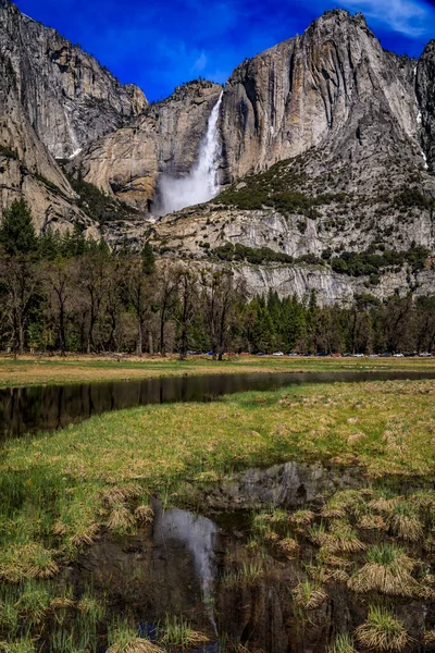 Yosemite Şelalesi 'nin baharda Merced Nehri' ndeki yansıması ABD 'nin Kaliforniya eyaletindeki Sierra Nevada dağ sırasındaki Yosemite Ulusal Parkı' nda görülüyor.