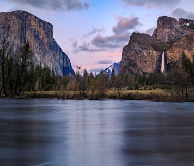 Yosemite Ulusal Parkı 'ndaki ünlü Yosemite Vadisi manzarası, Kaliforniya, ABD' deki Sierra Nevada dağ sırası.