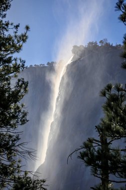 ABD 'nin Kaliforniya eyaletindeki Sierra Nevada dağ sırasındaki Yosemite Ulusal Parkı' nda yükselen sisli ünlü At Kuyruğu Şelalesi manzarası.