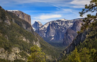 Yosemite Vadisi 'nin Yosemite Ulusal Parkı' ndaki Tünel Manzarası 'ndan manzaralı, baharda Kaliforniya, ABD' deki Sierra Nevada dağları.