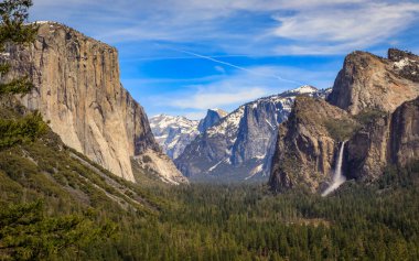 Yosemite Vadisi 'nin Yosemite Ulusal Parkı' ndaki Tünel Manzarası 'ndan manzaralı, baharda Kaliforniya, ABD' deki Sierra Nevada dağları.
