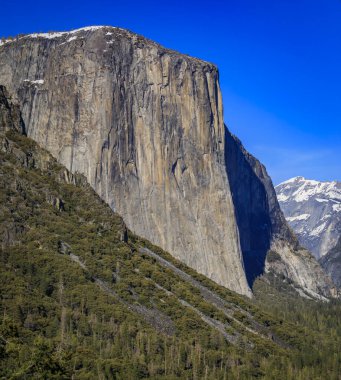 Kaliforniya, Sierra Nevada 'daki Yosemite Ulusal Parkı' nda kar yağışlı ikonik El Capitan kaya oluşumunun manzarası.