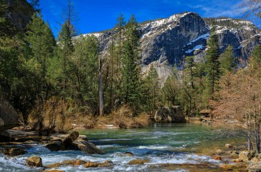 İlkbaharda eriyen kardan sonra ayna gölü, Yosemite Ulusal Parkı 'ndaki ünlü Yosemite Vadisi, Kaliforniya' daki Sierra Nevada dağ sırası, ABD