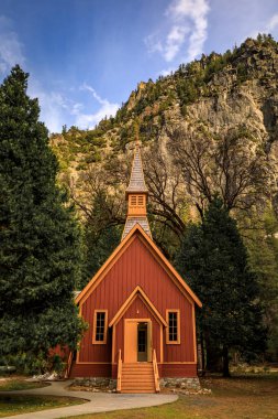Yosemite Vadisi Şapeli, Yosemite Vadisi çevresindeki tarihi kilise Yosemite Ulusal Parkı, Sierra Nevada, Kaliforniya, ABD