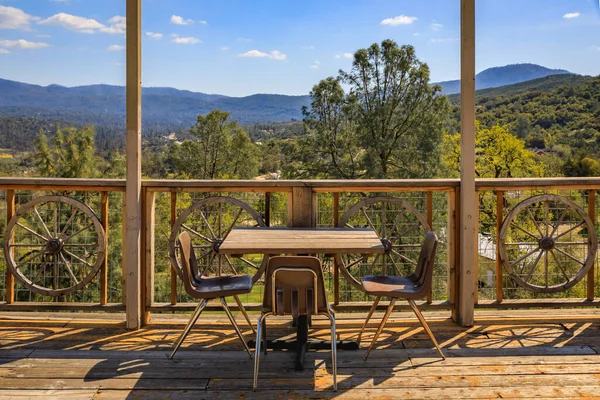 有名なヨセミテ国立公園の近くにある渓谷とシエラネバダ山脈の景色を望む屋外テーブル 米国のオークハーストカリフォルニア — ストック写真