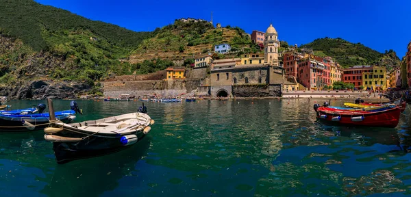 意大利Cinque Terre Vernazza的地中海 有传统船只 五彩斑斓的房屋和Santa Margherita Antiochia教堂 — 图库照片