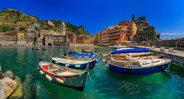 意大利Cinque Terre Vernazza的地中海 有传统船只 五彩斑斓的房屋和Santa Margherita Antiochia教堂 — 图库照片