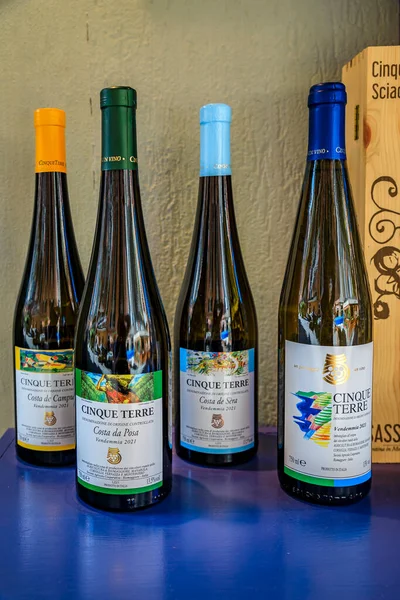 Manarola イタリア 2022年6月1日 伝統的なチンクテルレワインのボトルの選択が表示されます 地元の古い町のギフトショップ — ストック写真