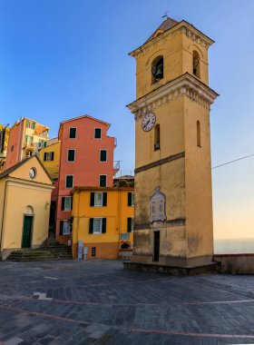 Eski kasabada geleneksel renkli evler Chiesa di San Lorenzo manzaralı, Manarola Cinque Terre, İtalya