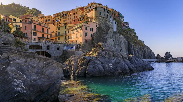 意大利Cinque Terre一个浪漫的小镇Manarola 在地中海上空的传统五彩缤纷的房子 晨曦中 — 图库照片