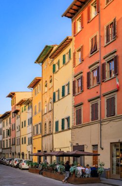 Centro Storico 'nun Oltrarno Santo Spirito bölgesinde ya da İtalya' nın Floransa Tarih Merkezi 'nde bir açık hava restoranında Al fresco yemek yiyor.