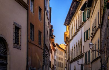 Centro Storico 'nun Oltrarno Santo Spirito bölgesinde dar bir sokak boyunca uzanan ortaçağ Rönesans Gotik binaları veya İtalya' nın Floransa Tarihi Merkezi