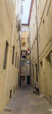 Orta Çağ Rönesans Gotik binaları Centro Storico veya İtalya 'nın Floransa Tarihi Merkezi' nde dar bir cadde boyunca uzanır.