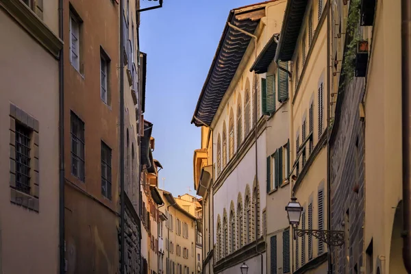 中世のルネサンスゴシック様式の建物は イタリアのフィレンツェのセントロ ストリコまたは歴史的中心部のオルトラルノ サント スピリト地区の狭い通りに沿っています — ストック写真