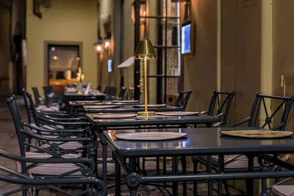 意大利佛罗伦萨斯托里科市中心一家意大利餐馆的空露天餐桌等客人 — 图库照片