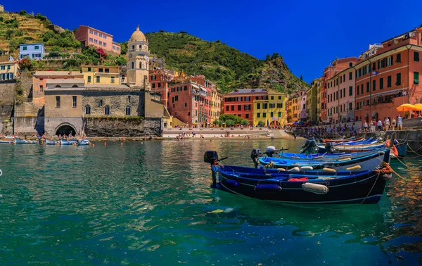 Mar Mediterraneo Con Barche Tradizionali Case Colorate Chiesa Santa Margherita — Foto Stock