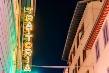 Parlak neon kafe açık hava tabelası Centro Storico, Florence, İtalya 'da bir İtalyan restoranında.