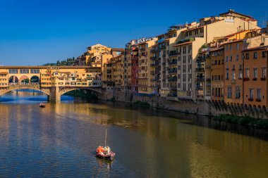 Şehir, Centro Storico, Floransa, İtalya 'daki Arno Nehri üzerindeki Ponte Vecchio' nun ünlü köprüsüne sahiptir.