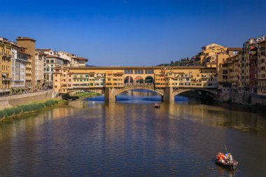 Şehir, Centro Storico, Floransa, İtalya 'daki Arno Nehri üzerindeki Ponte Vecchio' nun ünlü köprüsüne sahiptir.