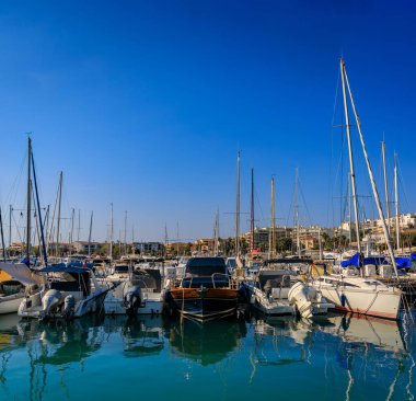 Akdeniz 'in turkuaz sularına, lüks teknelere, yatlara ve Fransa' nın güneyindeki Vauban, Antibes limanındaki kıyılara bakın.