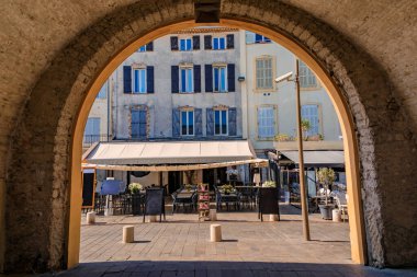 Eski şehrin geleneksel ortaçağ taş şehir duvarlarında kemerli geçit ya da Güney Fransa 'nın Vieil Antibes,