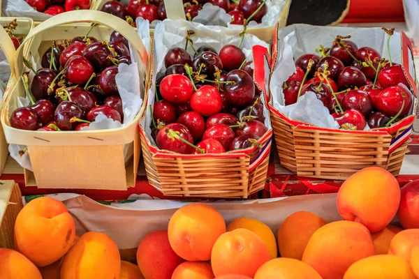 Rijp Rode Kersen Abrikozen Een Boerenmarkt Een Lokaal Overdekte Provençaalse — Stockfoto