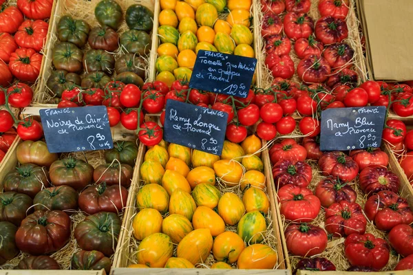 Exotisch Geel Gestreepte Biefstuk Rode Groene Tomaten Tentoongesteld Een Lokale — Stockfoto