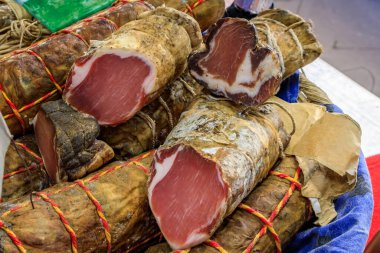 Lonzo, Korsika usulü kurutulmuş jambon Nustrale soyundan alınmış domuz filetosu. Fransa 'nın Antibes kentindeki, eski bir kasaba, Antibes' deki yerel kapalı bir çiftçi pazarında satılıyor.