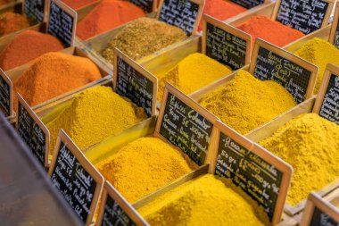 Eski kasabadaki yerel bir çiftçi pazarında, köri, safran, garam masala ve biber sosu ya da Güney Fransa 'daki Vieil Antibes' de.