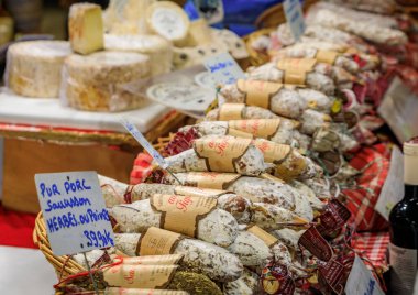 Antibes, Fransa - 24 Mayıs 2023: Bitki, biber ya da incir içeren kuru sosis seçimi, eski kasabadaki yerel bir çiftçi pazarında yapıldı.