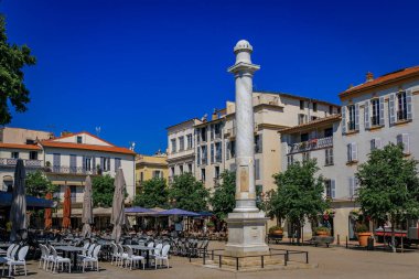 Antibes 'e 19. yüzyılda Fransa' nın güneyindeki Provencal Market yakınlarındaki Place Nationale meydanında Louis tarafından hediye edilen mermer sütun.