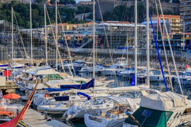 Monte Carlo, Monako - 24 Mayıs 2023: Lüks yatlar ve Yacht Club yat limanındaki büyük tribünler Monako Grand Prix F1 yarışı için