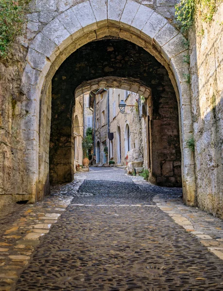 Eski şehrin geleneksel ortaçağ taş şehir duvarlarında kemerli geçit, Saint Paul de Vence 'de Vieille Ville, Fransız Rivierası, Güney Fransa