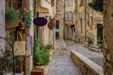 Fransa 'nın güneyinde, Fransız Rivierası, Saint Paul de Vence' in bir caddesindeki merdivenler boyunca geleneksel taş evler.