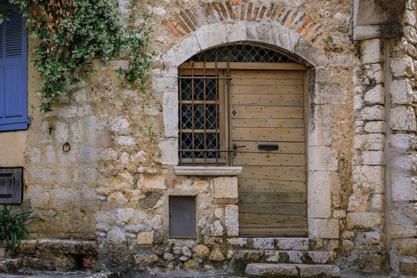 Porta Madeira Velha Uma Casa Pedra Tradicional Uma Rua Cidade — Fotografia de Stock