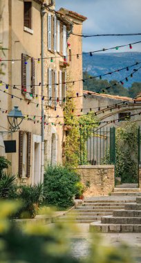 Fransa 'nın güneyindeki Saint Paul de Vence, Fransız Rivierası' ndaki bir caddedeki geleneksel taş evler.
