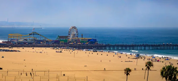 Cais Santa Monica Com Roda Gigante Praia Areia Destino Turístico — Fotografia de Stock