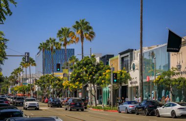 Beverly Hills, ABD - 4 Ağustos 2023: Rodeo Drive 'daki dükkanlar, tasarımcı ve modacı modasıyla bilinen lüks alışveriş bölgesi