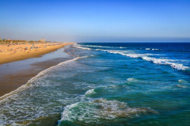Pasifik Okyanusu manzarası, ve sörf şehri Huntington Sahili, Orange County, California 'da ünlü bir turizm merkezi. 